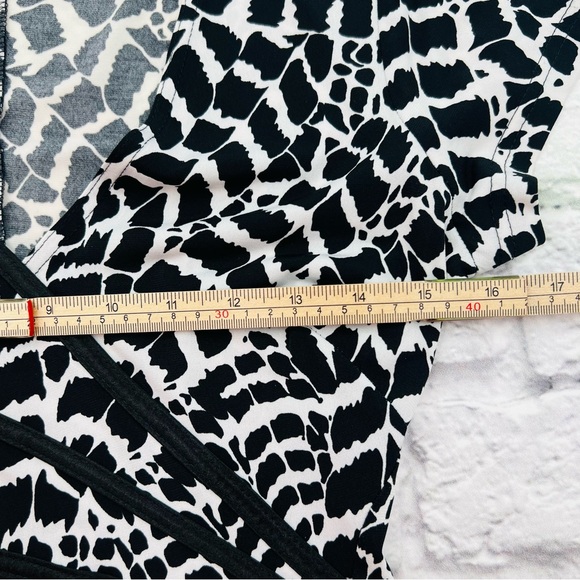 dressbarn Black and White Geometric Midi Dress Size 4 Fitted Sheath Cap sleeve - Picture 5 of 9